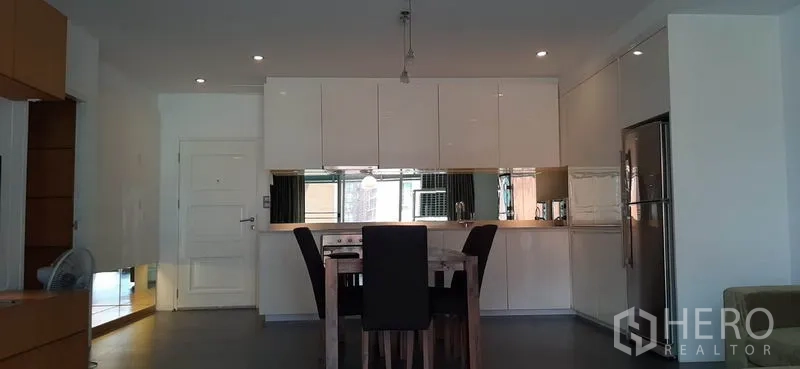 คอนโด ให้เช่าในPhaya Thai, Bangkok - มุมทานอาหารสำหรับสี่ที่ นั่งหันเข้าครัวสีขาวมินิมอลพร้อมตู้เย็นสูง
