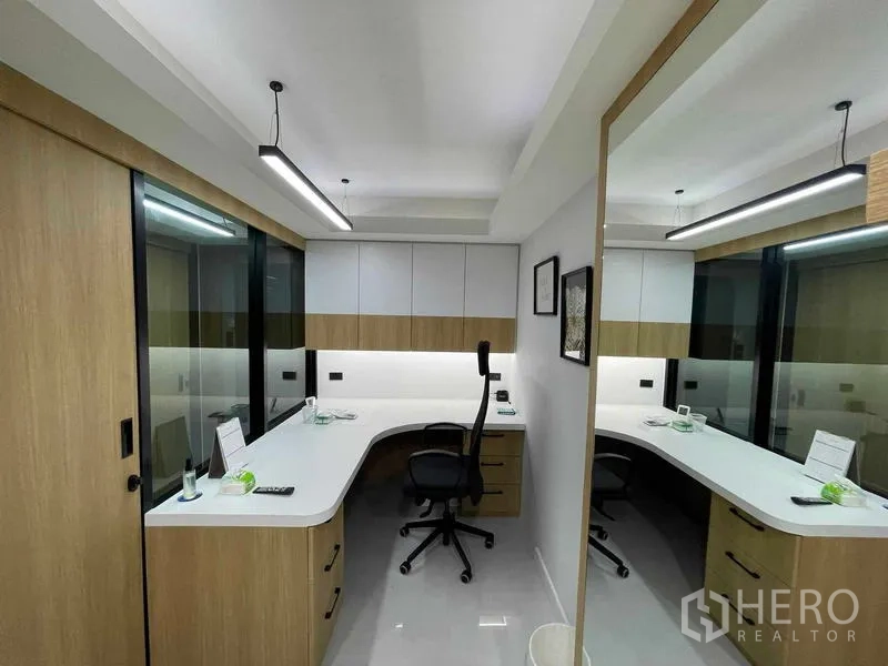 สำนักงานที่บ้าน ให้เช่าหรือขายในBang Kapi, Bangkok - ห้องทำงานสว่างพร้อมโต๊ะรูปตัวแอล ตู้บิลท์อิน และผนังกระจก