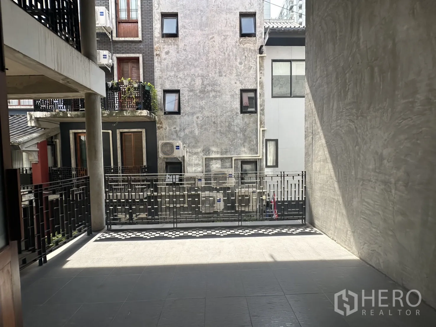 สำนักงานที่บ้าน ให้เช่าในPathum Wan, Bangkok - เทอเรซมีหลังคาปูกระเบื้อง พร้อมราวเหล็กลายเรขาคณิต