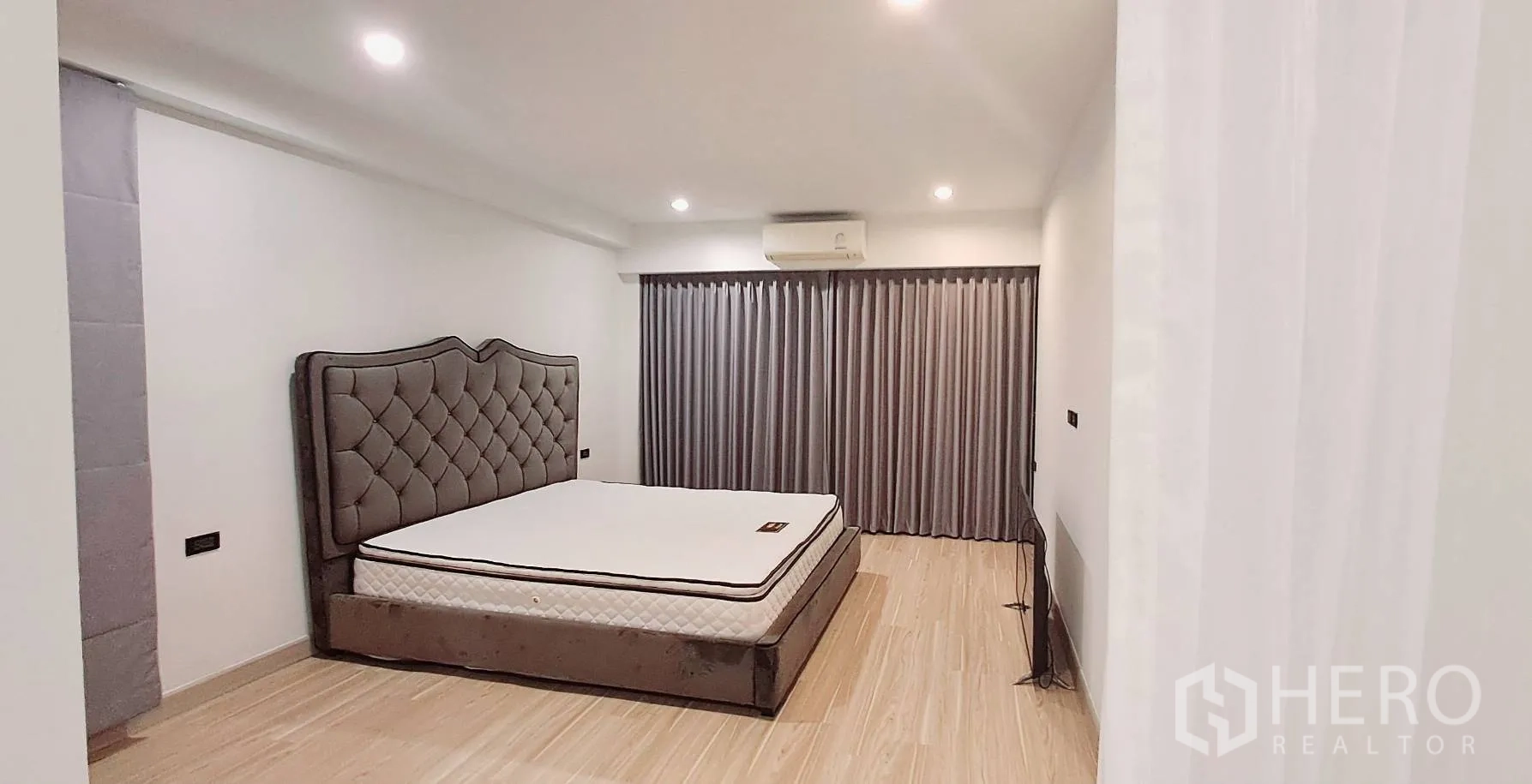 Apartment for rent in Phra Khanong, Bangkok - Dressing area with full-height mirror connecting to bedroom and bathroom.