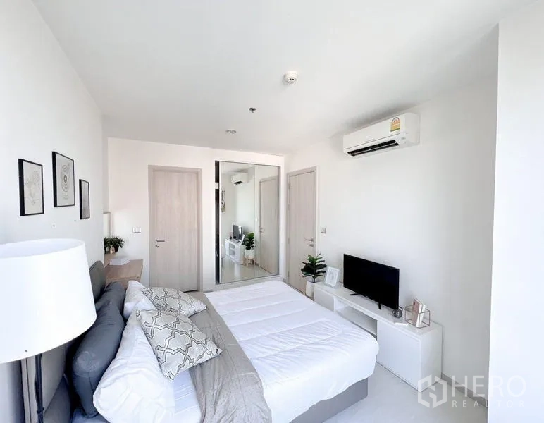 คอนโด ให้เช่าหรือขายในKhlong Toei, Bangkok - ห้องนอนมุมมองตู้เสื้อผ้าบานกระจก ชั้นวางทีวี และแอร์แขวนผนัง