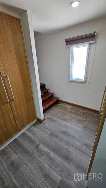 สำนักงานที่บ้าน ให้เช่าในBang Na, Bangkok - ชานพักบันไดพร้อมหน้าต่าง ขั้นบันไดไม้ และตู้เสื้อผ้า