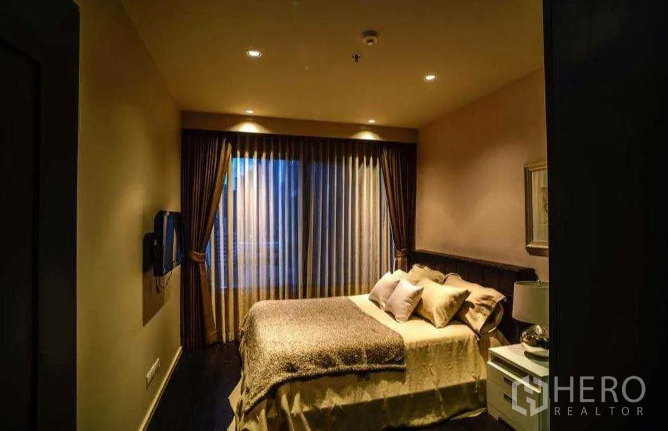 คอนโด ให้เช่าหรือขายในKhlong Toei, Bangkok - ห้องนอนรองพร้อมหน้าต่างบานใหญ่ ผ้าม่านโปร่ง และโต๊ะข้างเตียง