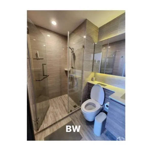 Condominium for rent in Phra Khanong, Bangkok - Modern bathroom featuring a glass-enclosed shower, vanity and toilet