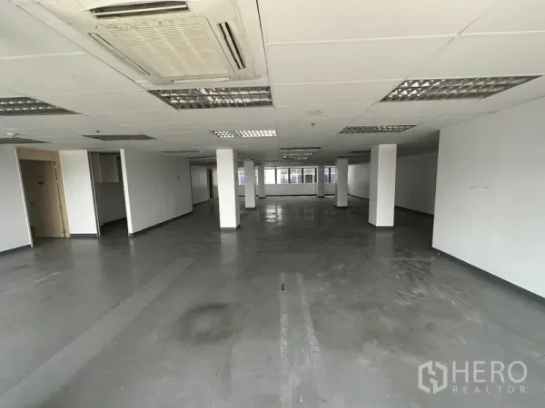 Office Space for rent in Khlong Toei, Bangkok - Spacious open-plan office with multiple columns and ceiling cassette air units.