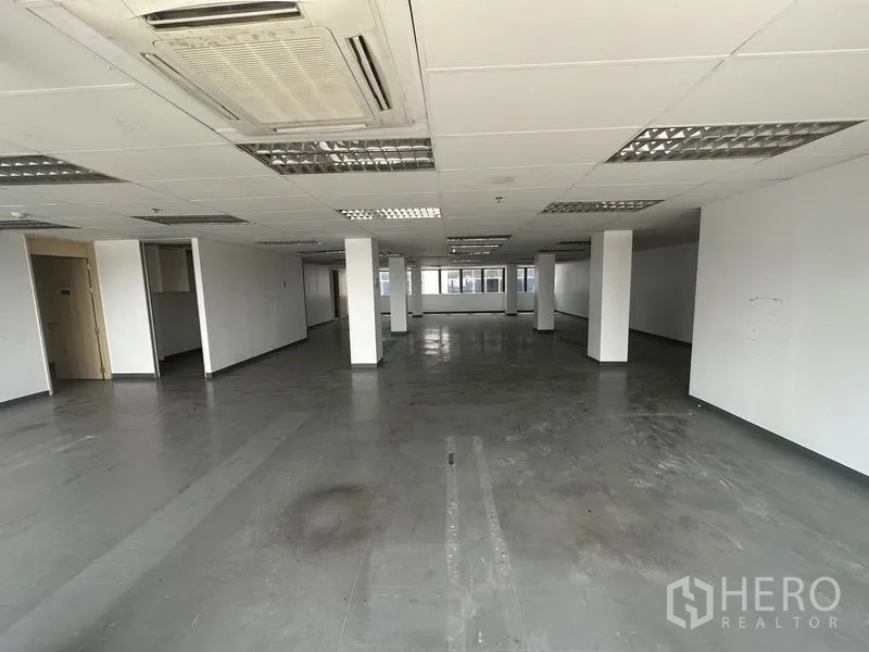 Office Space for rent in Khlong Toei, Bangkok - Spacious open-plan office with multiple columns and ceiling cassette air units.