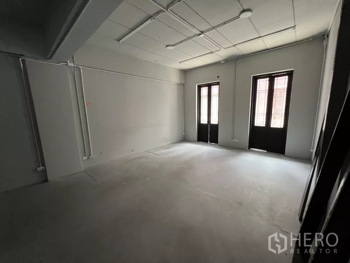 สำนักงานที่บ้าน ให้เช่าในPathum Wan, Bangkok - ห้องชั้นกลาง ผนสีกลาง และหน้าต่างบานคู่