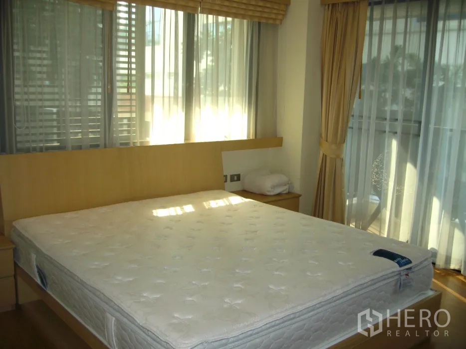 คอนโด ให้เช่าในWatthana, Bangkok - ห้องนอนใหญ่สว่างด้วยหน้าต่างบานใหญ่ เตียงไม้โทนอ่อนและผ้าม่าน