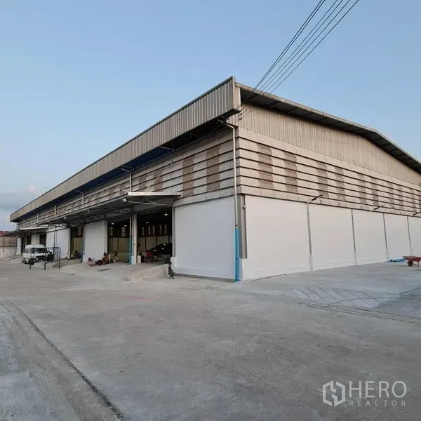 货栈 出租在Prawet, Bangkok - 仓库转角外观，多个装卸口与宽阔混凝土硬坪