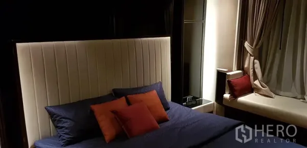 公寓 出租在Ratchathewi, Bangkok - 夜间氛围卧室，抱枕点缀与飘窗座位。