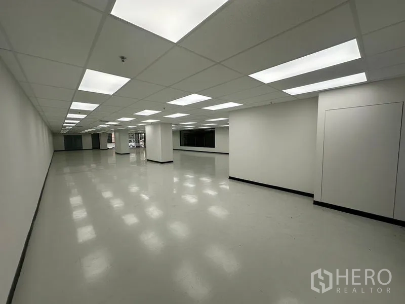 สำนักงาน ให้เช่าในPhaya Thai, Bangkok - พื้นสำนักงานรูปสี่เหลี่ยมผืนผ้า โคมไฟเรียงเป็นระเบียบ มีเสาน้อยและหน้าต่างด้านข้าง