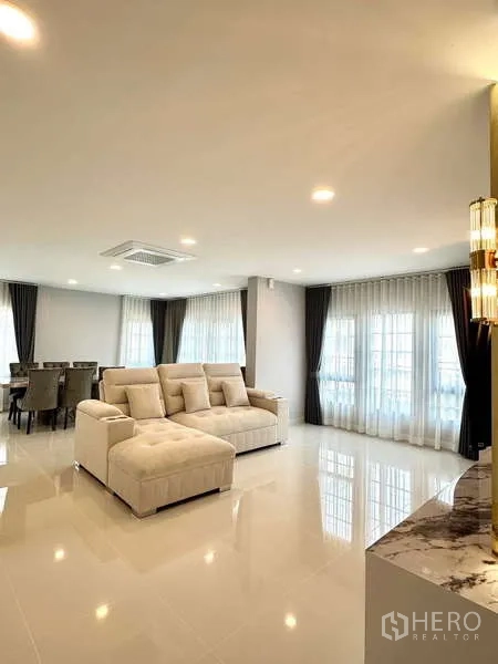 บ้าน ให้เช่าในBang Phli, Samut Prakan - พื้นที่นั่งเล่นและทานอาหารแบบโอเพ่นสเปซ โซฟาตัวยาว หน้าต่างบานใหญ่