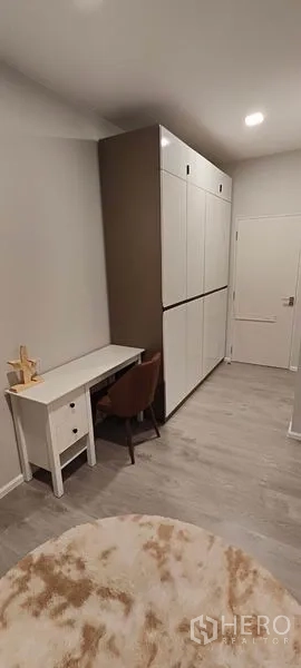 บ้าน ให้เช่าในPrawet, Bangkok - โถงแต่งตัวพร้อมตู้เสื้อผ้าบิลต์อินสูง และมุมนั่งทำงานขนาดกะทัดรัด.