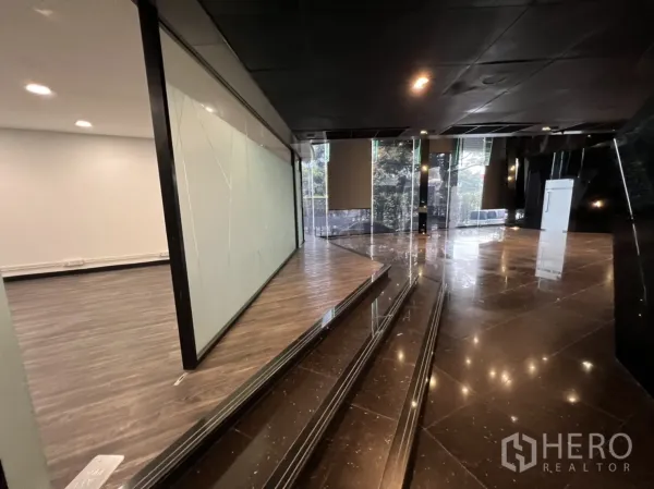 พื้นที่ขายปลีก ให้เช่าในSathon, Bangkok - โถงทางเข้าพื้นหินมันวาวพร้อมทางลาดและผนังกระจกโทนเข้ม