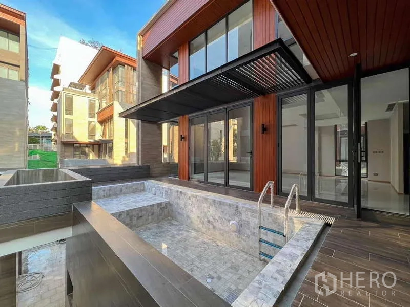 บ้าน ขายในYan Nawa, Bangkok - พื้นที่สระว่ายน้ำส่วนตัวข้างห้องนั่งเล่น พร้อมประตูกระจกบานเลื่อน