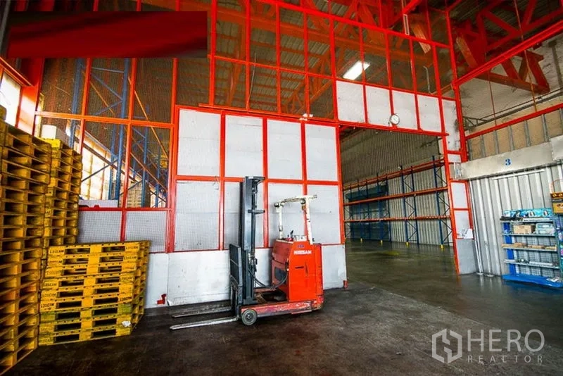 คลังสินค้า ให้เช่าในSamut Prakan - พื้นที่รถยกและกองพาเลท ข้างประตูทางเข้าโกดังกว้าง