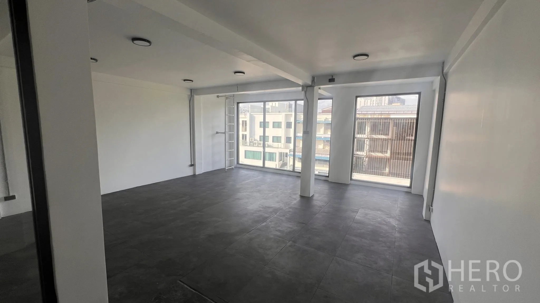 โฮมออฟฟิศ for rent or sale in Phra Khanong, Bangkok - ห้องทำงานกว้างพร้อมหน้าต่างเต็มผนังและเสาค้ำ.