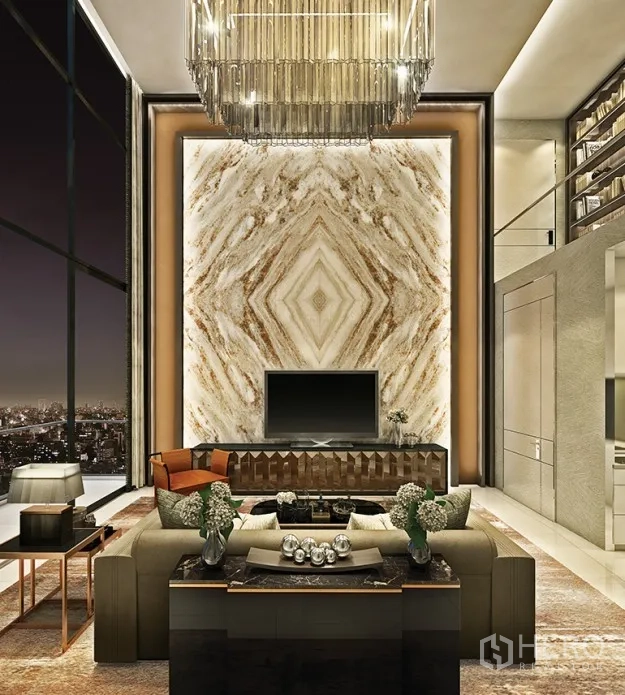 คอนโด ขายในWatthana, Bangkok - เลานจ์หรูฝ้าเพดานสองชั้น โคมระย้า และผนังลายหินอ่อนโดดเด่น