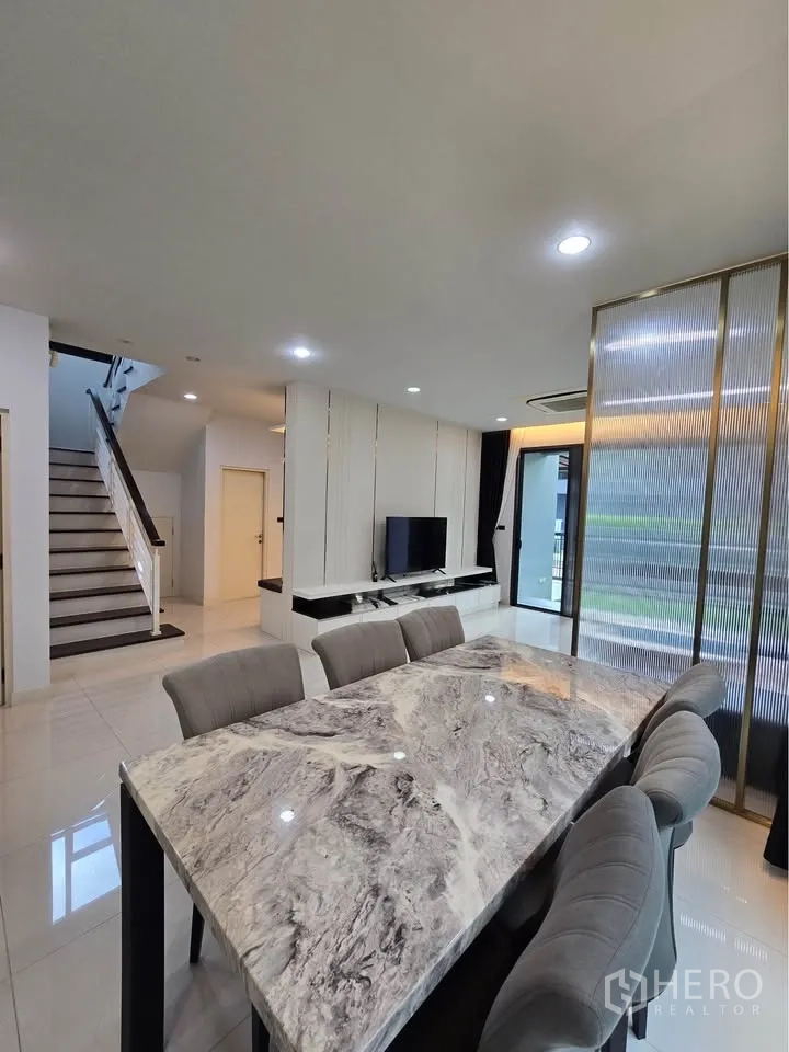บ้านเดี่ยว for rent in Bang Kapi, Bangkok - พื้นที่ทานอาหารโต๊ะท็อปหินอ่อนพร้อมเก้าอี้บุนวม