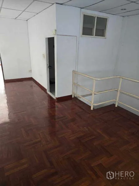 อาคารพาณิชย์ ให้เช่าในWatthana, Bangkok - โถงชั้นบนพร้อมราวกันตก พื้นปาร์เกต์ และทางเข้าห้องน้ำ