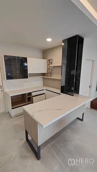 บ้าน ให้เช่าในPrawet, Bangkok - ครัวสมัยใหม่ เคาน์เตอร์ไอซ์แลนด์ลายหินอ่อน และตู้บิลท์อิน