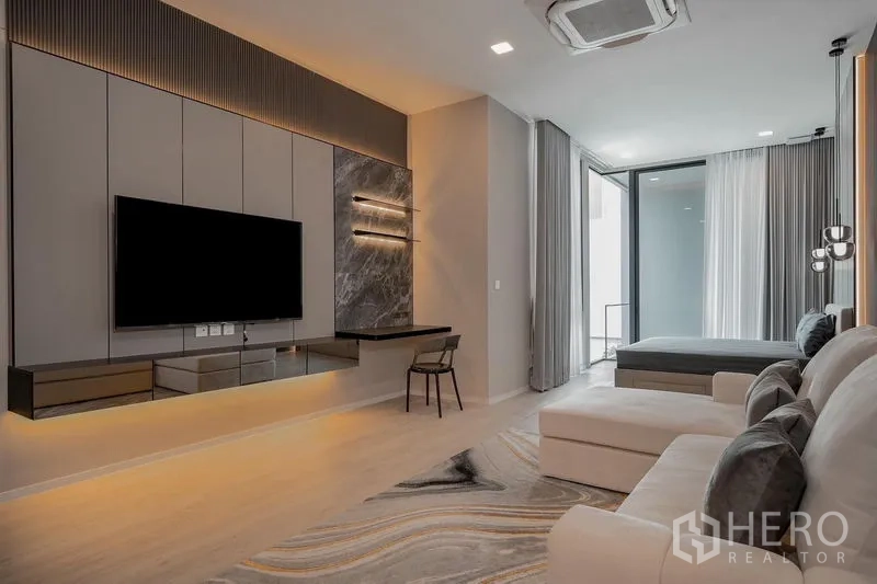 独立式住宅 出租 - 私密起居室，电视墙、书桌与转角沙发连通卧室。