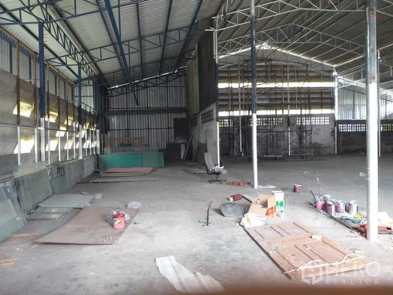 Warehouse for rent in Pak Kret, Nonthaburi - Metal-clad warehouse bay with ventilated windows and wide storage or production area.