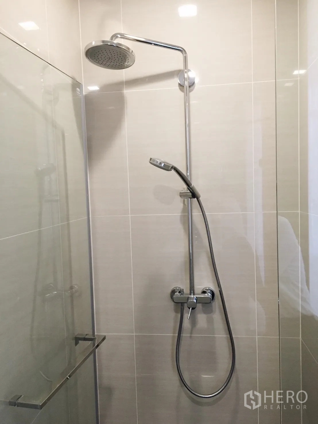 คอนโด ให้เช่าในKhlong Toei, Bangkok - ห้องน้ำพร้อมตู้กระจกกั้นอาบน้ำ ฝักบัวเรนชาวเวอร์และมือจับ