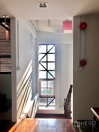 อาคารพาณิชย์ ให้เช่าในPathum Wan, Bangkok - โถงบันไดมีหน้าต่างบานยาวแสงธรรมชาติส่องถึง บันไดไม้