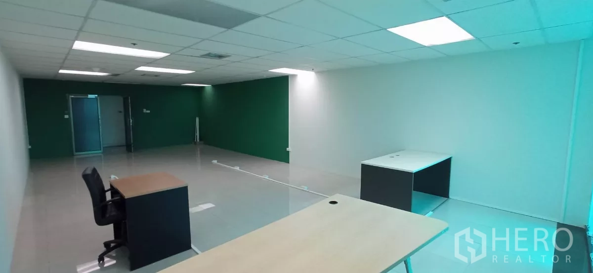 Office Space for rent in Huai Khwang, Bangkok - Bright workspace with tiled floors, desks, ceiling lighting and a glass entry door near MRT Sutthisan.