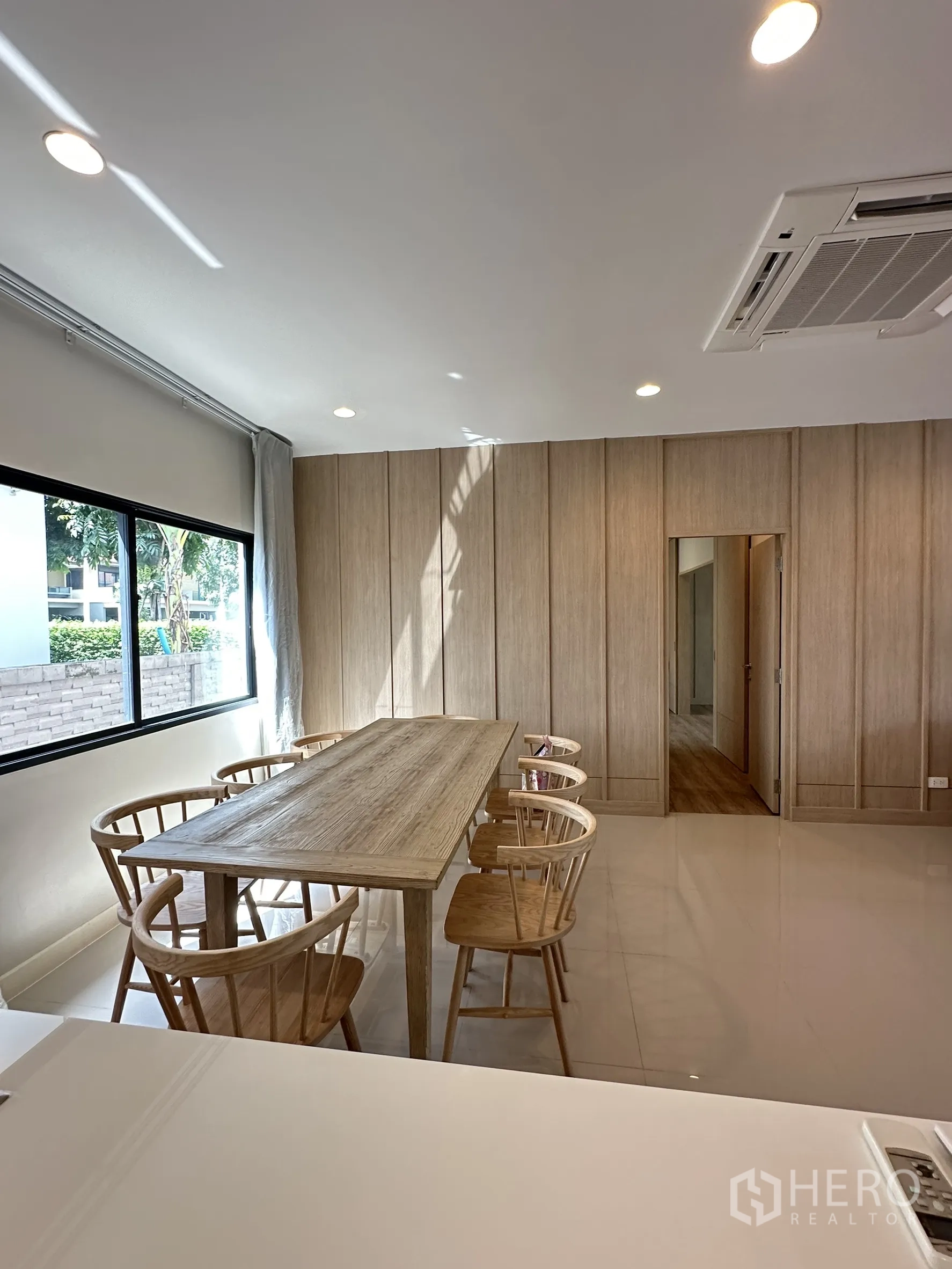 บ้าน ขายในLam Luk Ka, Pathum Thani - ห้องทานอาหาร โต๊ะไม้ยาว 6 ที่นั่ง ข้างหน้าต่างบานใหญ่