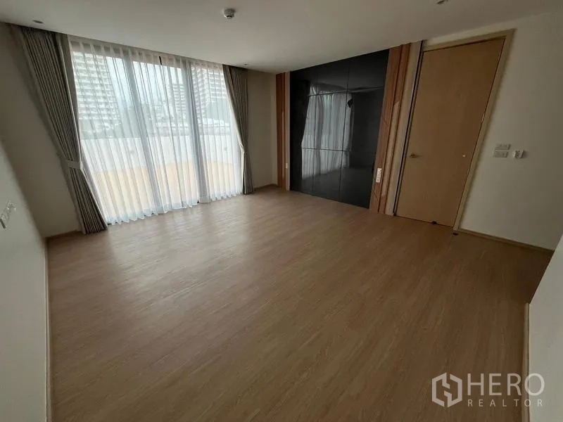 ทาวน์เฮาส์ ให้เช่าในKhlong Toei, Bangkok - ห้องนอนเปิดสู่เทอเรซพร้อมผ้าม่านทึบและผนังตกแต่งสีเข้ม