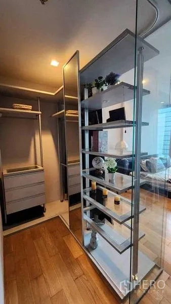 公寓 出租在Khlong Toei, Bangkok - 步入式衣帽间，带层架、镜面与抽屉。