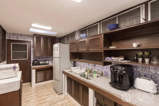 บ้าน ให้เช่าในWatthana, Bangkok - ห้องครัวกว้าง ตู้ไม้ บานเกล็ด ลายกระเบื้องสวยงาม และเครื่องใช้ครบ