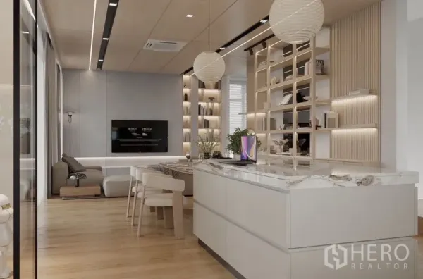 บ้าน ให้เช่าในSaphan Sung, Bangkok - ห้องครัว–ทานอาหาร–นั่งเล่นแบบเปิด มีไอส์แลนด์หินอ่อนและชั้นไฟซ่อน