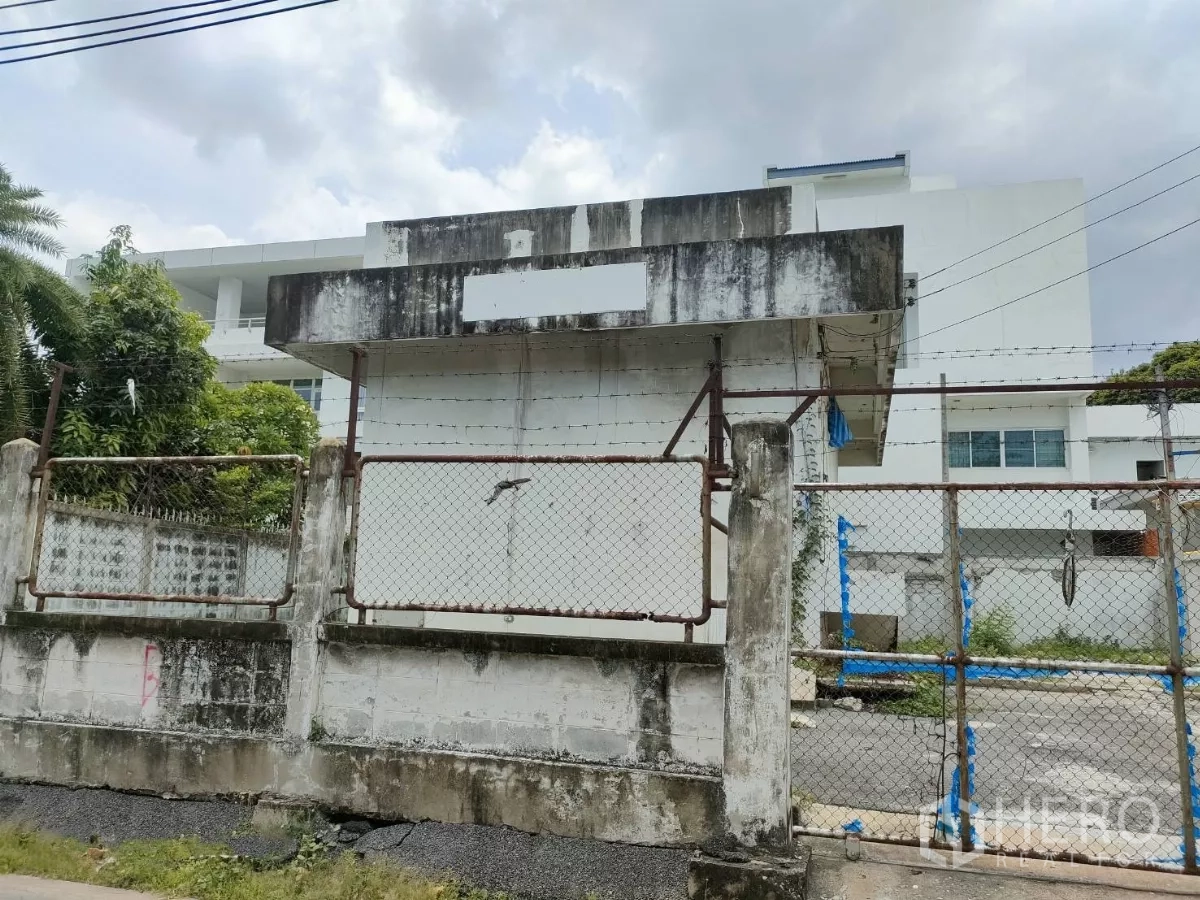 Retail Space for rent in Phra Khanong, Bangkok - Front exterior of walled retail property with barbed-wire fence and open yard.