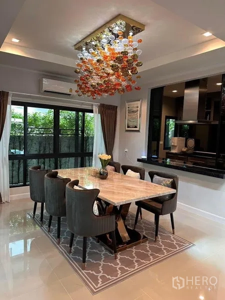 独立式住宅 出租在Prawet, Bangkok - 餐区靠近厨房传菜窗，动线顺畅。