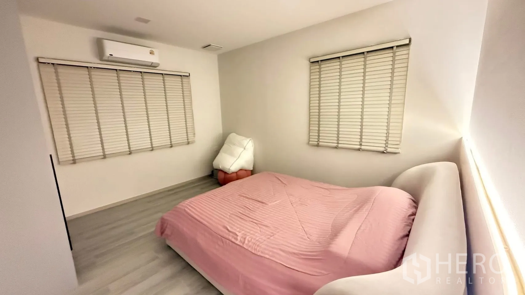 Detached House for rent or sale in Bang Phli, Samut Prakan - Secondary bedroom with pink bed, window blinds, and air conditioning.