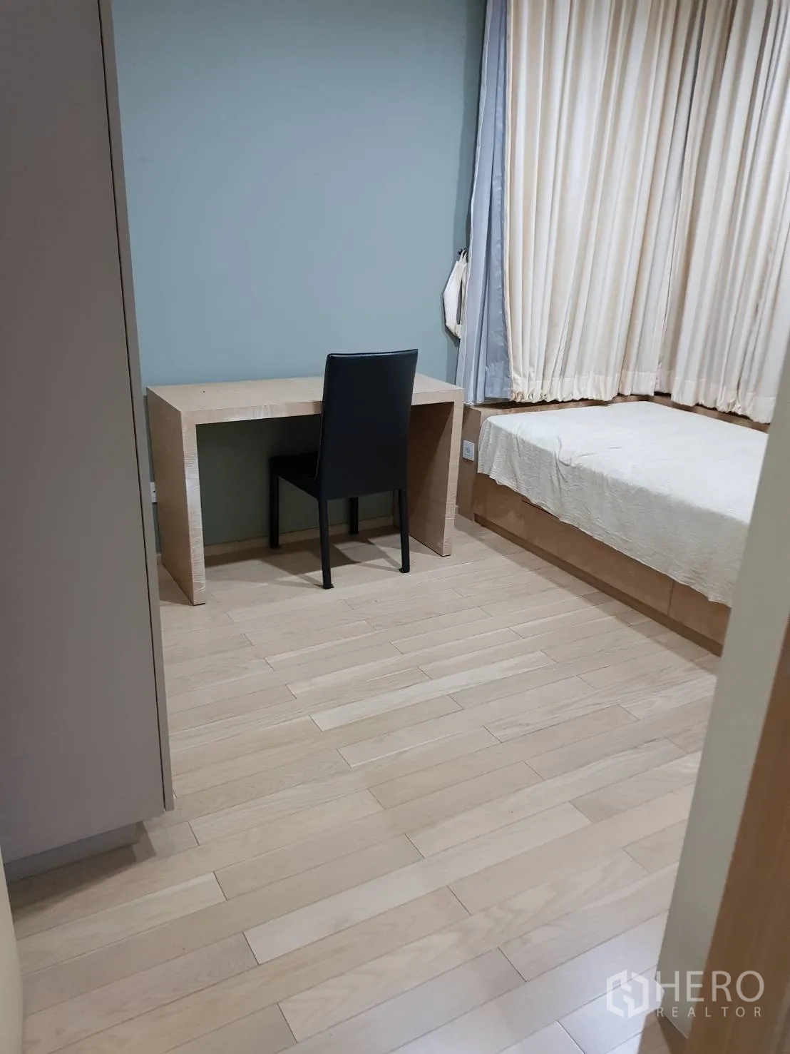 คอนโด ให้เช่าในKhlong Toei, Bangkok - ห้องนอนรองพร้อมโต๊ะทำงาน เก้าอี้ และหน้าต่างบานใหญ่ติดผ้าม่าน