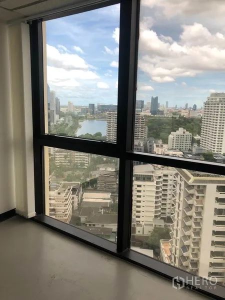 สำนักงาน ให้เช่าในWatthana, Bangkok - หน้าต่างออฟฟิศมองเห็นสวนเบญจกิติและอาคารรอบข้าง.