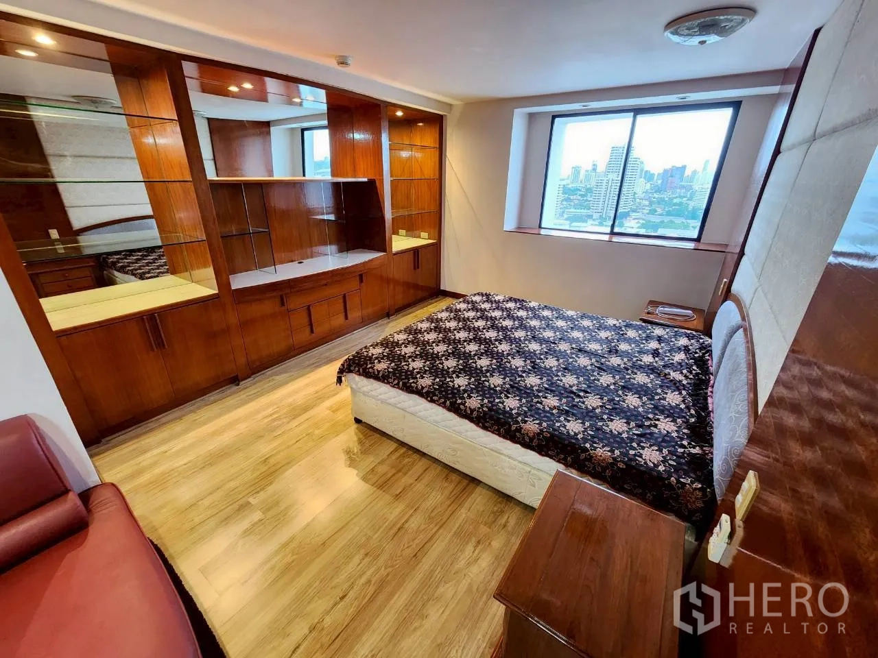 คอนโด ให้เช่าในKhlong Toei, Bangkok - ห้องนอนพร้อมหน้าต่างวิวเมือง ตู้เสื้อผ้าบานกระจกและชั้นไม้บิวท์อิน