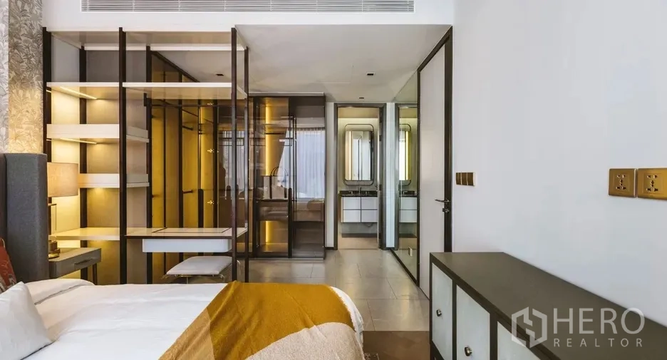 คอนโด ให้เช่าในWatthana, Bangkok - มุมมองจากห้องนอนไปห้องน้ำและตู้เสื้อผ้าพร้อมผ้าคลุมสีส้ม