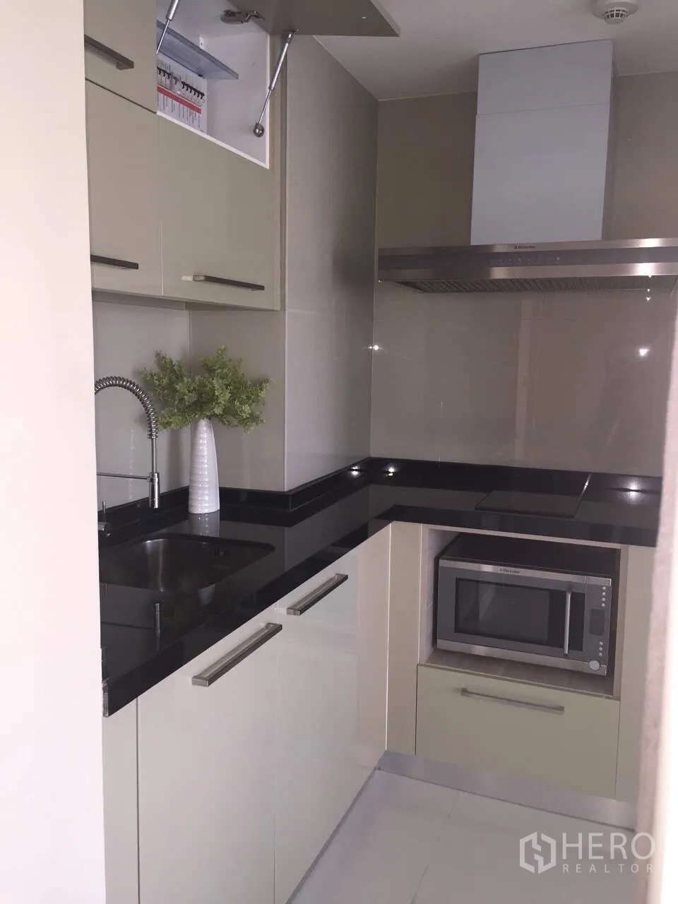 คอนโด ให้เช่าในKhlong Toei, Bangkok - ครัวรูปตัว U ท็อปหินแกรนิตสีดำ พร้อมเตา ฮูด และไมโครเวฟบิวท์อิน