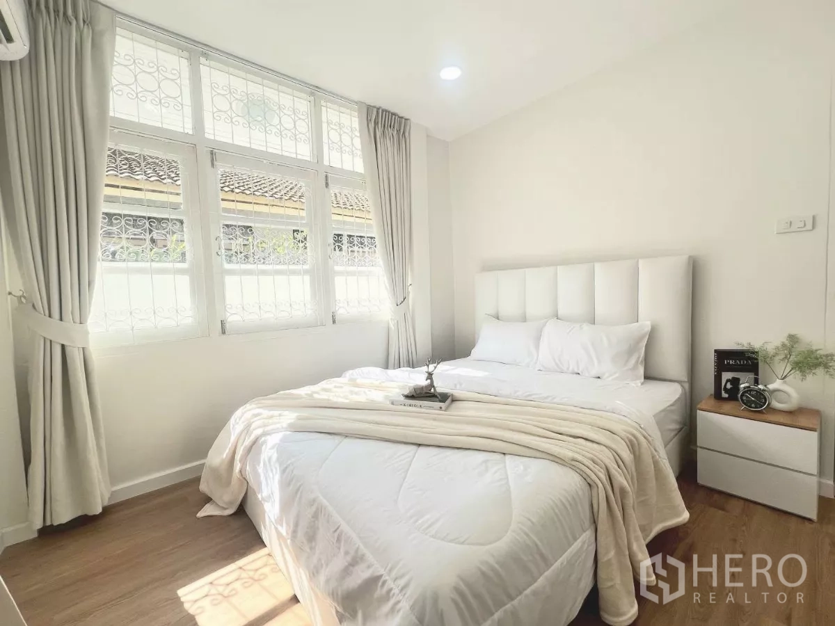 บ้าน ให้เช่าในHuai Khwang, Bangkok - ห้องนอนแขก หัวเตียงบุผ้า ชุดเครื่องนอนสีขาว และหน้าต่างบานใหญ่