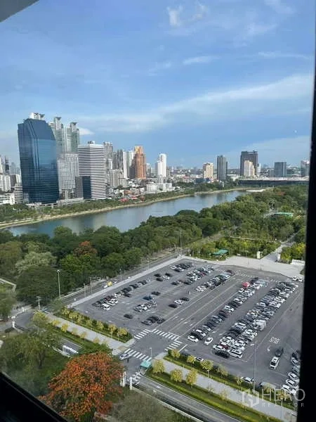 คอนโด ให้เช่าหรือขายในKhlong Toei, Bangkok - วิวชั้นสูงเห็นสวนเบญจกิติ ทะเลสาบใจกลางเมืองและลานจอดรถจากคอนโดเขตวัฒนา
