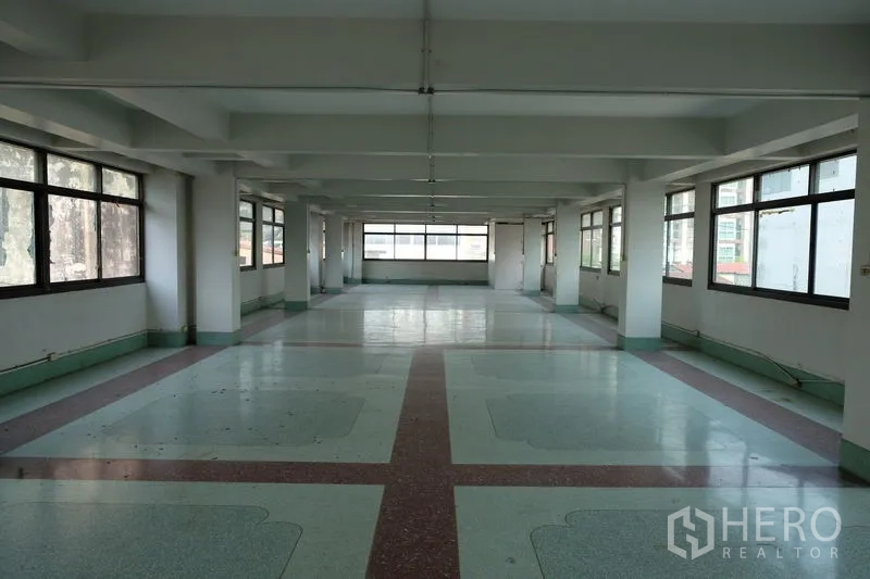 办公空间 出租 - 开放式办公楼层，沿窗采光充足，水磨石地面与梁柱结构，位于曼谷沙吞。