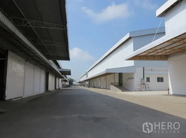 货栈 出租在Lopburi - 两侧仓库之间的宽阔卡车通道与雨棚