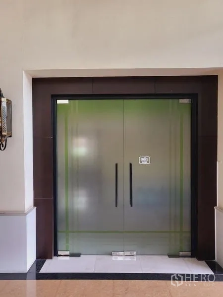 办公空间 出租在Khlong Toei, Bangkok - 入口大堂的磨砂玻璃双开门。