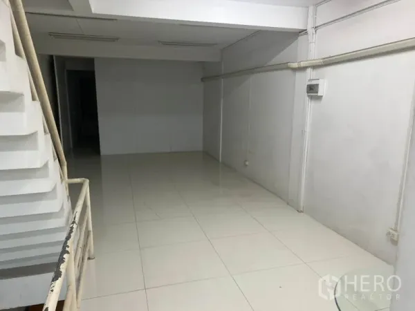 อาคารพาณิชย์ ให้เช่าในBang Rak, Bangkok - ห้องโล่งปูกระเบื้องใกล้บันได เหมาะใช้เก็บของหรือพื้นที่ทำงาน