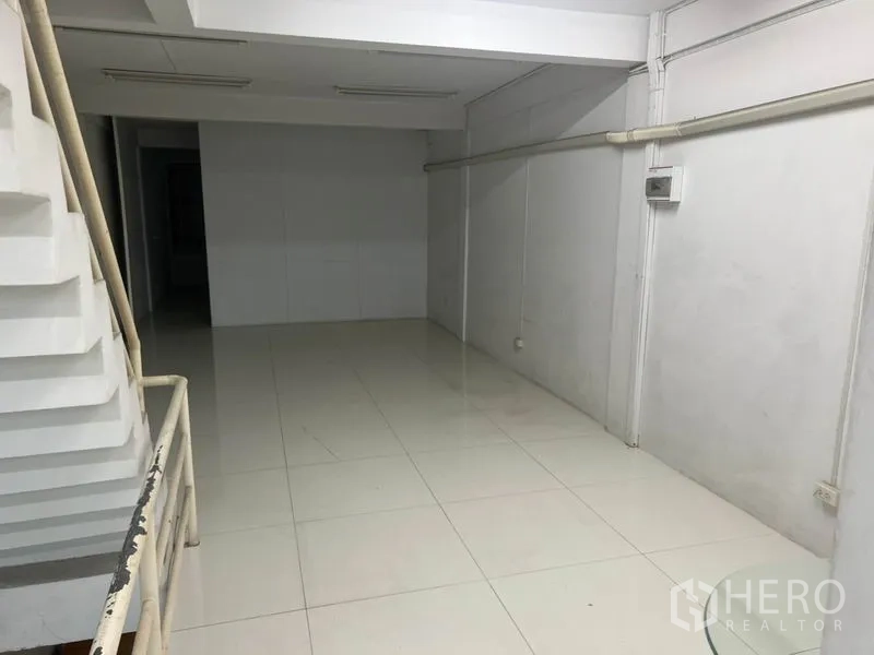 อาคารพาณิชย์ ให้เช่าในBang Rak, Bangkok - ห้องโล่งปูกระเบื้องใกล้บันได เหมาะใช้เก็บของหรือพื้นที่ทำงาน